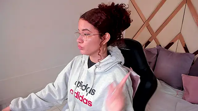 Snapshot of avrilwaynee chatting on 12.22.25 avrilwaynee online show from 12.22.25