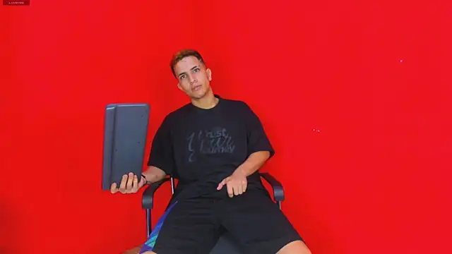 Snapshot of Kevin_Erotic chatting on 11.13.25 Kevin Erotic online show from 11.13.25