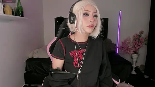 Snapshot of sarastorme chatting on 05.24.26 sarastorme online show from 05.24.26