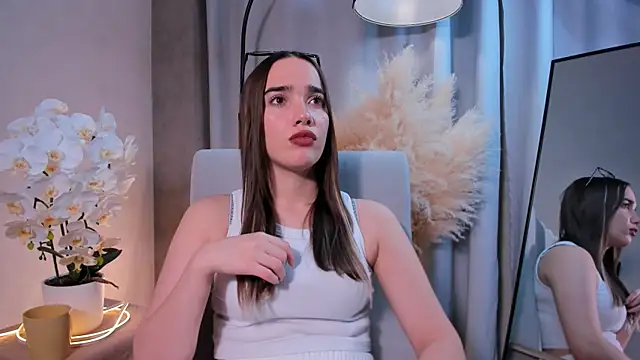 Snapshot of NoraBuffa chatting on 11.20.25 NoraBuffa online show from 11.20.25