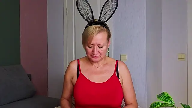 Snapshot of JessyMor chatting on 11.13.25 JessyMor online show from 11.13.25