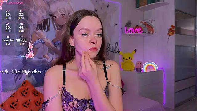 Snapshot of CheekySashaCharm chatting on 11.21.25 CheekySashaCharm online show from 11.21.25