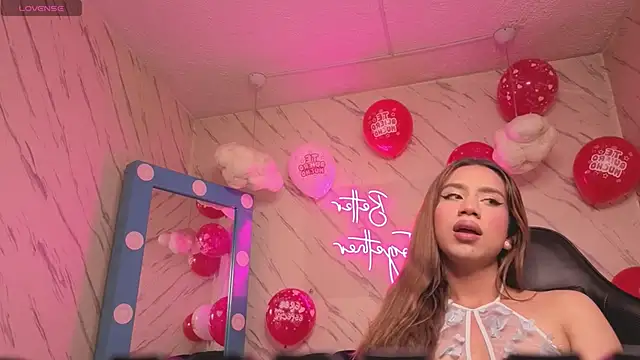 Snapshot of Evy_Luxx_v chatting on 11.14.25 Evy Luxx v online show from 11.14.25