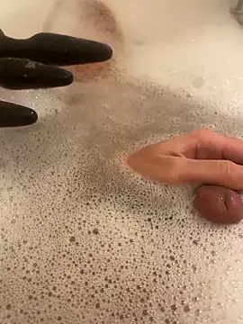 Snapshot of tinymachine chatting on 11.13.25 tinymachine online show from 11.13.25