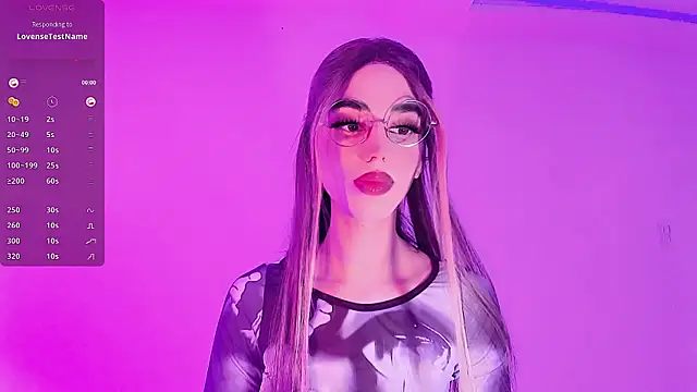 Snapshot of LeslieAmor1 chatting on 11.18.25 LeslieAmor1 online show from 11.18.25