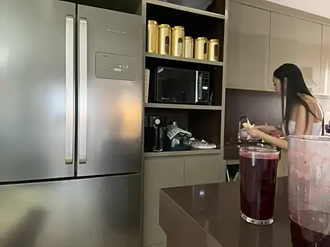 Snapshot of BelleRune chatting on 02.14.25 BelleRune online show from 02.14.25