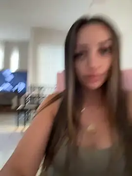 Snapshot of BelleRune chatting on 10.08.25 BelleRune online show from 10.08.25