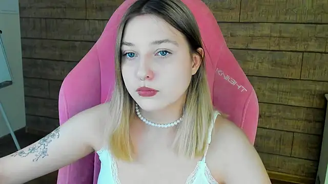 Snapshot of TinnaBurton chatting on 05.06.26 TinnaBurton online show from 05.06.26