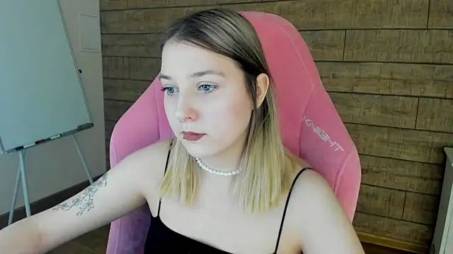 Snapshot of TinnaBurton chatting on 05.10.26 TinnaBurton online show from 05.10.26