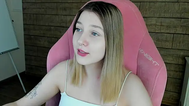 Snapshot of TinnaBurton chatting on 05.17.26 TinnaBurton online show from 05.17.26
