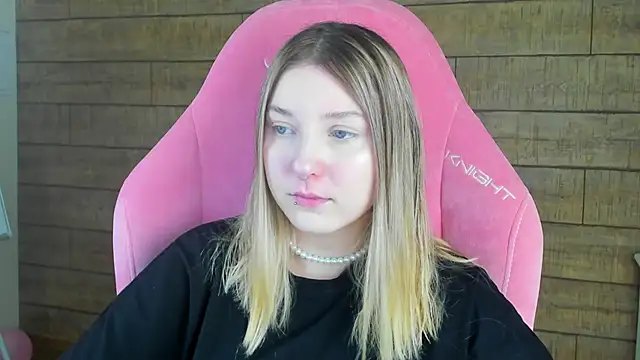 Snapshot of TinnaBurton chatting on 05.21.26 TinnaBurton online show from 05.21.26