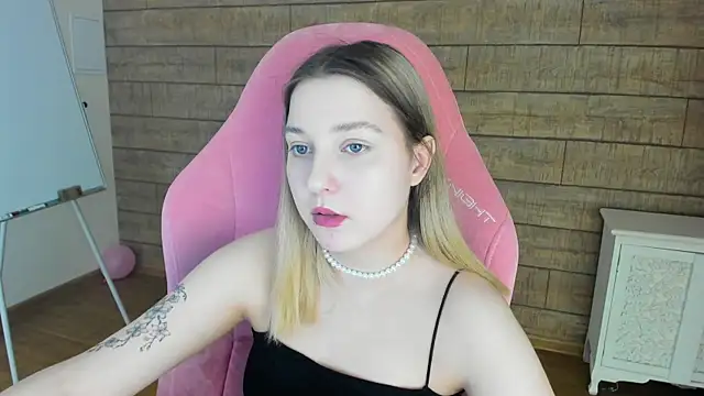 Snapshot of TinnaBurton chatting on 05.28.26 TinnaBurton online show from 05.28.26