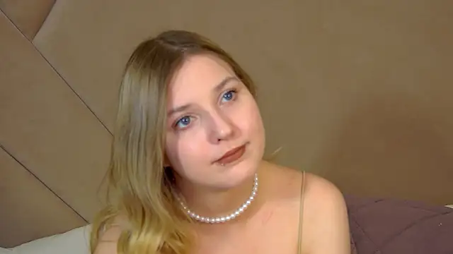 Snapshot of TinnaBurton chatting on 06.18.26 TinnaBurton online show from 06.18.26
