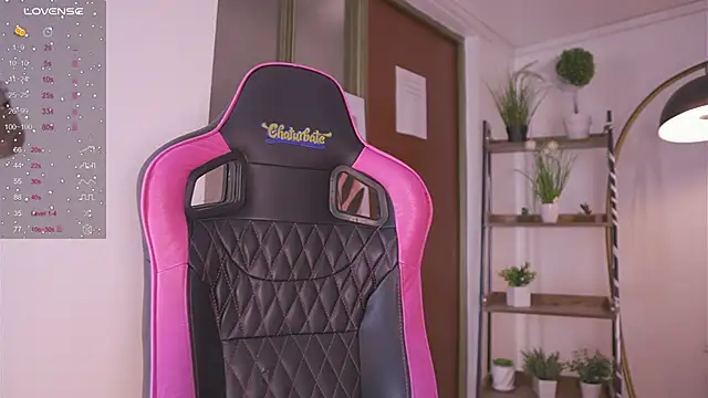 Snapshot of Enola_Holmes_ chatting on 11.24.25 Enola Holmes online show from 11.24.25