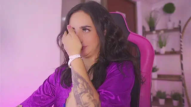 Snapshot of Enola_Holmes_ chatting on 11.26.25 Enola Holmes online show from 11.26.25