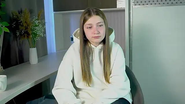 Snapshot of LesaFeldker chatting on 11.25.25 LesaFeldker online show from 11.25.25