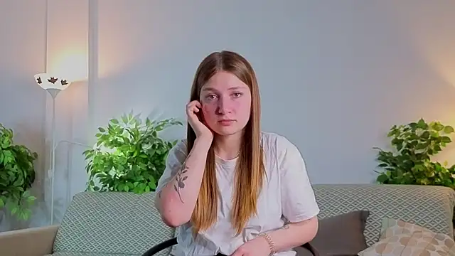 Snapshot of LesaFeldker chatting on 11.27.25 LesaFeldker online show from 11.27.25