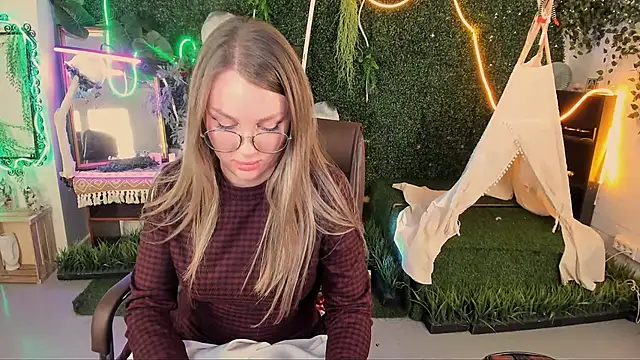 Snapshot of SandraLindsey chatting on 11.14.25 SandraLindsey online show from 11.14.25