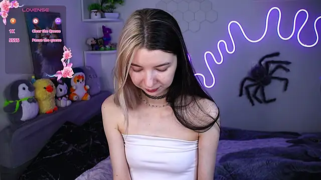 Snapshot of Emmie_shy chatting on 04.28.26 Emmie shy online show from 04.28.26