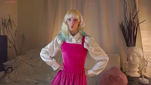 Snapshot of BeverlyWahoske chatting on 11.14.25 BeverlyWahoske online show from 11.14.25