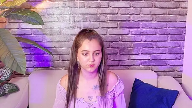 Snapshot of _ivone chatting on 11.17.25 ivone online show from 11.17.25