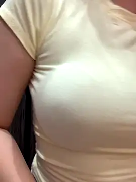 Snapshot of Agela_baby chatting on 11.24.25 Agela baby online show from 11.24.25