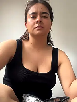 Snapshot of HANNAHBAKER00 chatting on 11.15.25 HANNAHBAKER00 online show from 11.15.25