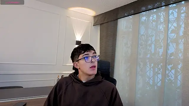 Snapshot of sayronvg chatting on 11.18.25 sayronvg online show from 11.18.25