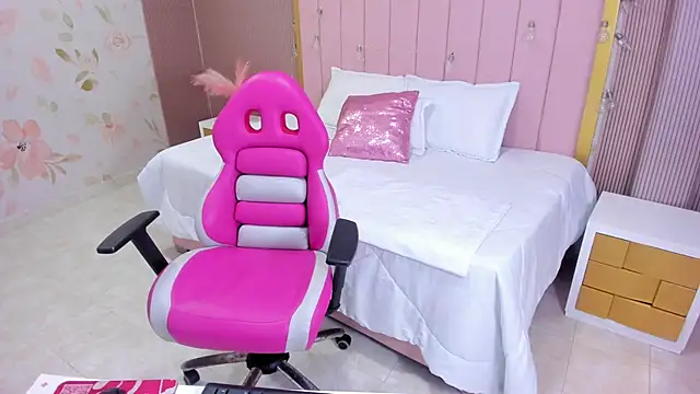 Snapshot of Kendall_curves chatting on 11.24.25 Kendall curves online show from 11.24.25