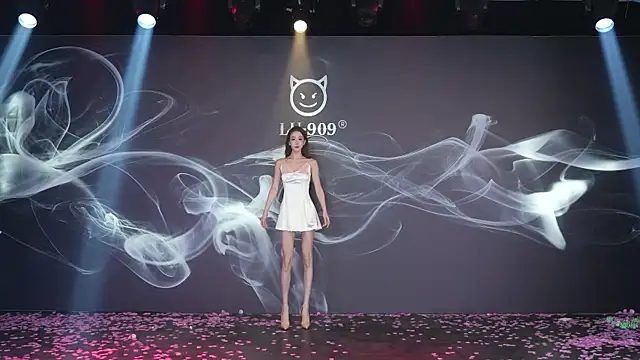 Snapshot of LU-909 chatting on 11.24.25 LU-909 online show from 11.24.25