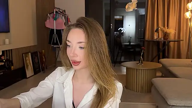 Snapshot of Jolienne chatting on 04.30.26 Jolienne online show from 04.30.26