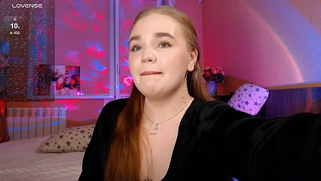 Snapshot of EmiRisse chatting on 11.22.25 EmiRisse online show from 11.22.25