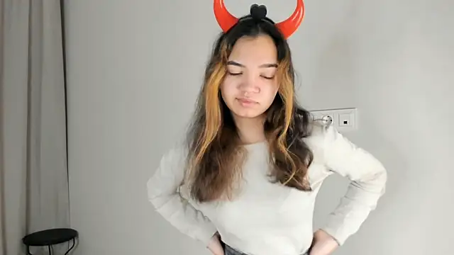 Snapshot of CoreenLuebbers chatting on 11.26.25 CoreenLuebbers online show from 11.26.25