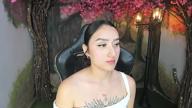 Snapshot of HorneyyQueen chatting on 11.17.25 HorneyyQueen online show from 11.17.25