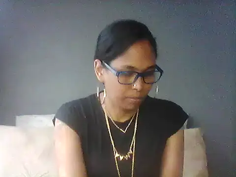 Snapshot of TiaBlaze chatting on 11.27.25 TiaBlaze online show from 11.27.25