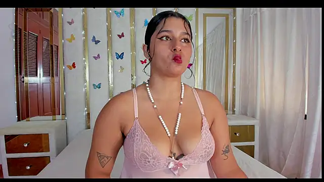 Snapshot of MeganBrounette chatting on 12.01.25 MeganBrounette online show from 12.01.25