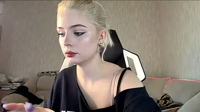 Snapshot of DayleSileo chatting on 11.19.25 DayleSileo online show from 11.19.25