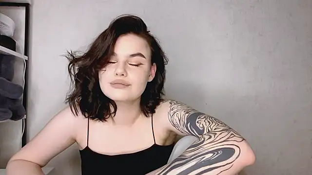 Snapshot of EllieVate chatting on 11.20.25 EllieVate online show from 11.20.25