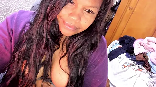 Snapshot of ebonycamelia chatting on 04.17.26 ebonycamelia online show from 04.17.26