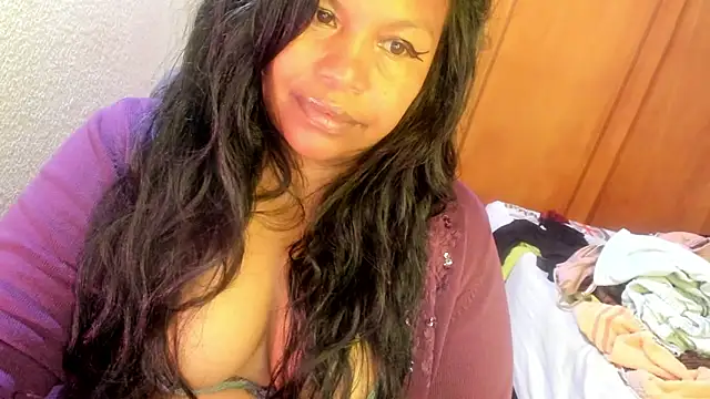 Snapshot of ebonycamelia chatting on 04.21.26 ebonycamelia online show from 04.21.26