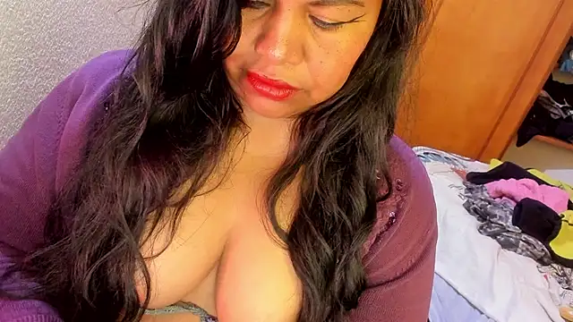 Snapshot of ebonycamelia chatting on 04.29.26 ebonycamelia online show from 04.29.26