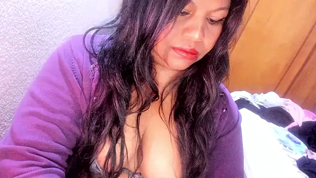 Snapshot of ebonycamelia chatting on 05.10.26 ebonycamelia online show from 05.10.26