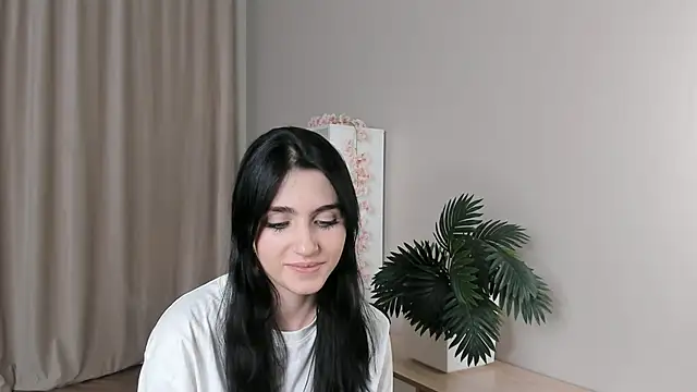 Snapshot of MonaChim chatting on 11.27.25 MonaChim online show from 11.27.25