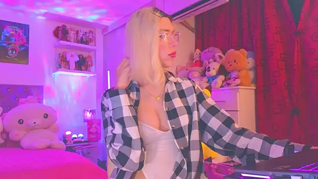 Snapshot of MadamBarbiee chatting on 11.28.25 MadamBarbiee online show from 11.28.25