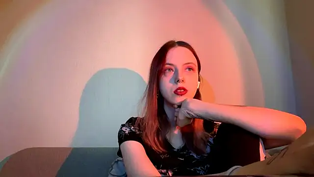 Snapshot of LulyClouds chatting on 11.20.25 LulyClouds online show from 11.20.25