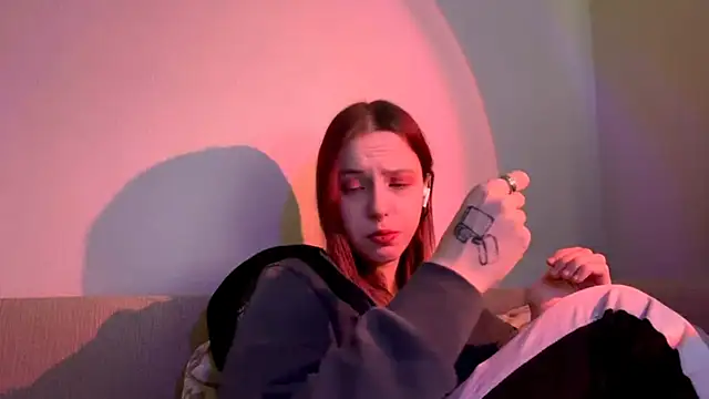 Snapshot of LulyClouds chatting on 11.21.25 LulyClouds online show from 11.21.25