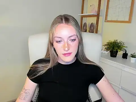 Snapshot of EvelynBlond chatting on 11.21.25 EvelynBlond online show from 11.21.25