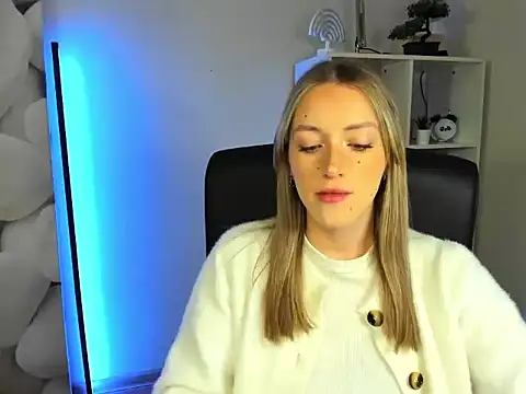 Snapshot of EvelynBlond chatting on 11.25.25 EvelynBlond online show from 11.25.25