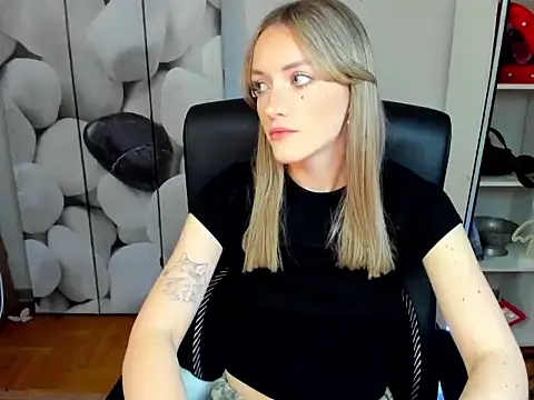 Snapshot of EvelynBlond chatting on 11.27.25 EvelynBlond online show from 11.27.25