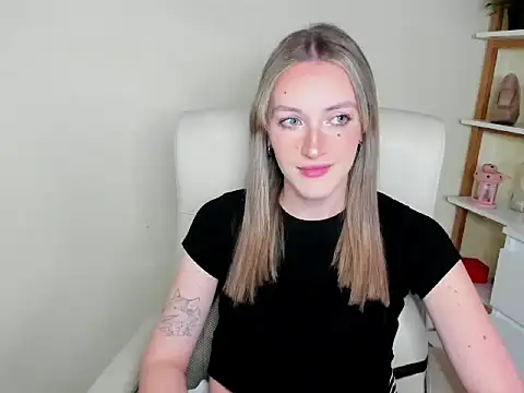 Snapshot of EvelynBlond chatting on 11.28.25 EvelynBlond online show from 11.28.25